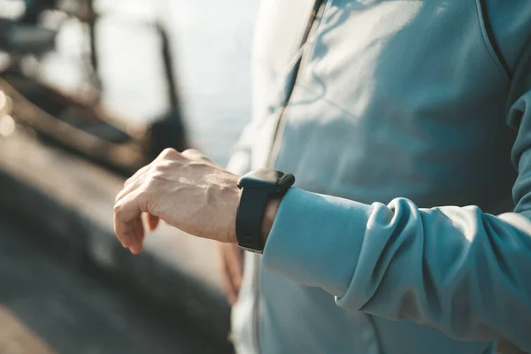 Uomo Sportivo Che Controlla Smartwatch Durante Allenamento Corre Nel Parco — Foto Stock