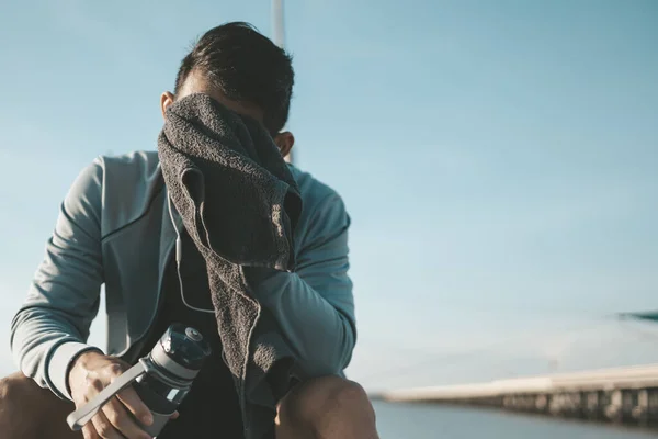 Sport Ember Pihenés Után Egy Futás Törölje Izzadságot Törölközővel Kézzel — Stock Fotó