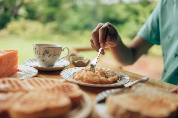 Ręcznie Używać Widelca Kawałek Świeżego Roti Talerzu Koncepcja Roti Deseru — Zdjęcie stockowe