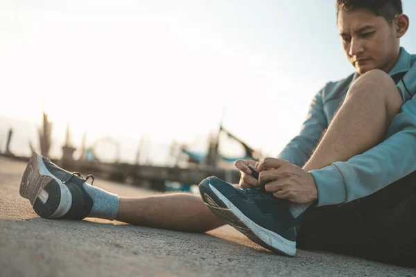 Primo Piano Uomo Allacciatura Lacci Scarpe Sulla Strada Prima Correre — Foto Stock