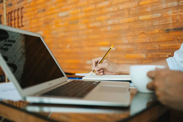 Administrador Negocios Haciendo Informe Calculando Equilibrio Negocios Analizando Tablas Ingresos — Foto de Stock