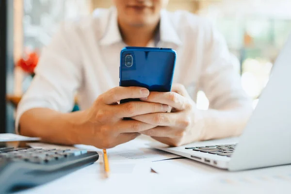 Giovane Imprenditore Che Lavora Utilizza Smartphone Notebook Sul Posto Lavoro — Foto Stock