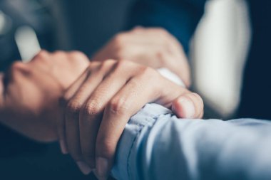 İş adamları el ele tutuşsun. Grup elemanlarının elleri, iş dünyasına güvenme işbirliğiydi..