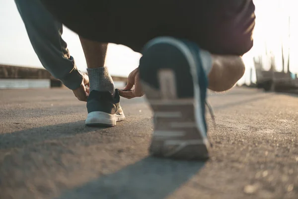 Primo Piano Uomo Allacciatura Lacci Scarpe Sulla Strada Prima Correre — Foto Stock