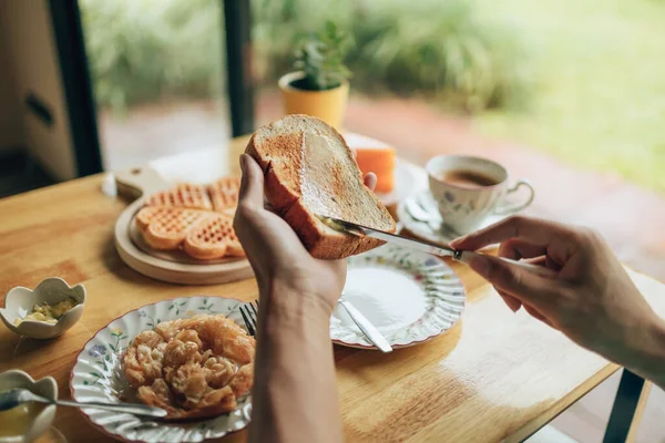 Nóż Rozkładający Masło Chleb Tostowy Dłoniach Podczas Porannego Śniadania Koncepcja — Zdjęcie stockowe
