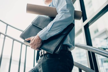 Meşgul işadamlarının elinde dosya ve çizim tüpleri var. Yoğun ya da yapacak çok iş var, adam iş kavramını vurguladı.