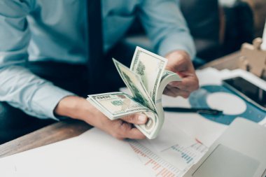 Zengin işadamı elleri Amerikan doları ve iş konseptini gösteriyor..