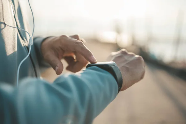 Uomo Sportivo Che Controlla Smartwatch Durante Allenamento Corre Nel Parco — Foto Stock