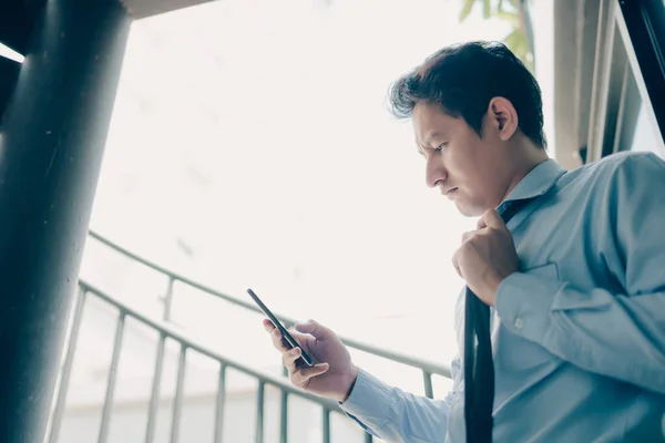 Disoccupati Sono Stanchi Nelle Giornate Calde Utilizzando Telefoni Cellulari Cercare — Foto Stock