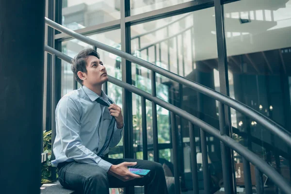 Las Personas Desempleadas Están Cansadas Los Días Calurosos Utilizando Teléfonos — Foto de Stock