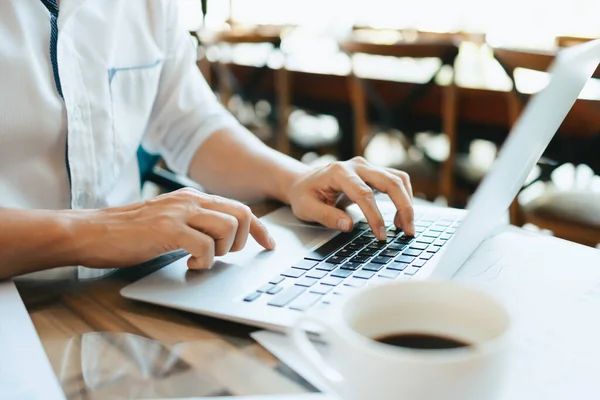 Joven Hombre Negocios Trabajando Portátil Cafetería Concepto Trabajo Independiente Empresarial — Foto de Stock