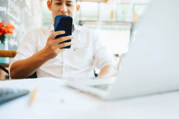 Fiatal Üzletember Dolgozik Használ Okostelefon Notebook Számítógép Munkahelyen — Stock Fotó