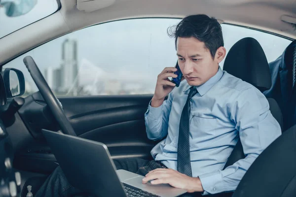 Бизнесмен Работающий Ноутбуке Разговаривающий Телефону Водительском Сидении Своей Машине — стоковое фото