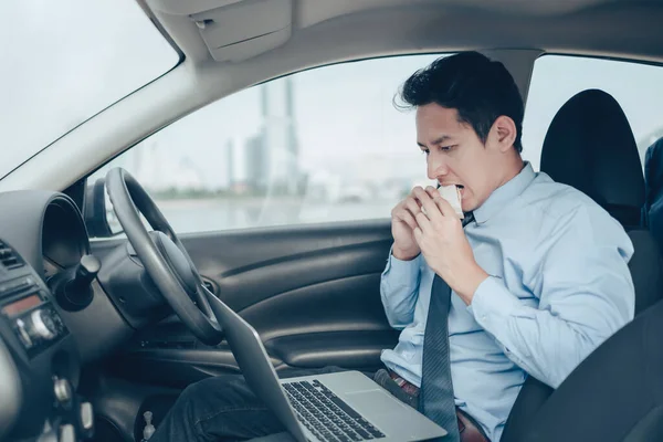 Businessman Eating Sandwich While Working Laptop Drivers Seat His Car — Foto de Stock