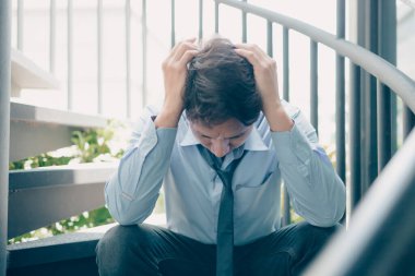 İşsiz insanlar baş ağrısı çekiyor, başarısız oluyor çünkü iş bulamıyor ve sıcak günlerde yoruluyor. İşten ayrılmak, işadamı kovulmak ya da işten ayrılmak.