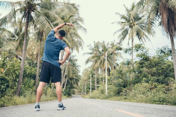 Giovane Che Allunga Nel Parco Prima Correre Giovane Allenamento Prima — Foto Stock