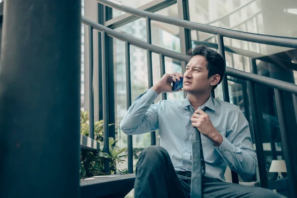 Las Personas Desempleadas Están Cansadas Los Días Calurosos Utilizando Teléfonos — Foto de Stock