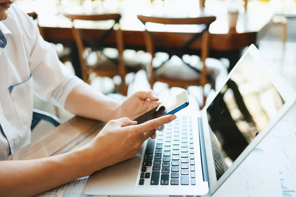 Giovane Imprenditore Che Lavora Utilizza Smartphone Notebook Sul Posto Lavoro — Foto Stock