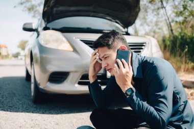 Genç adam arıyor, araba bozulduktan sonra yol kenarında araba servisi için mesaj atıyor. Araba bozuldu, araba bozuldu..