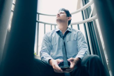 İşsiz insanlar sıcak günlerde iş aramak ve röportaj yapmak için cep telefonlarını kullanmaktan yorulurlar. İşten ayrılmak, işadamı kovulmak ya da işten ayrılmak.