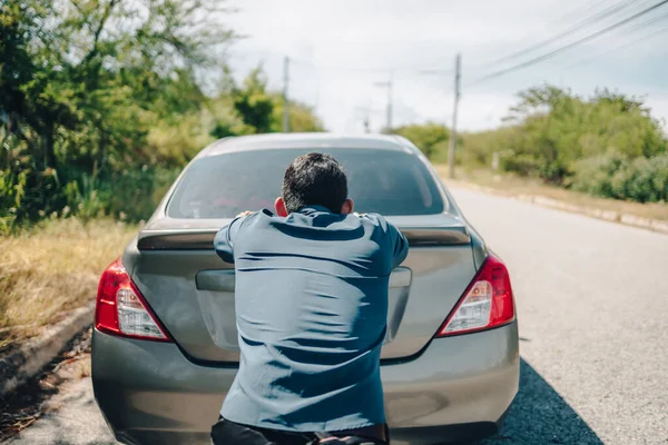 Man Duwt Een Kapotte Autopech Hete Dag Van Weg Auto — Stockfoto