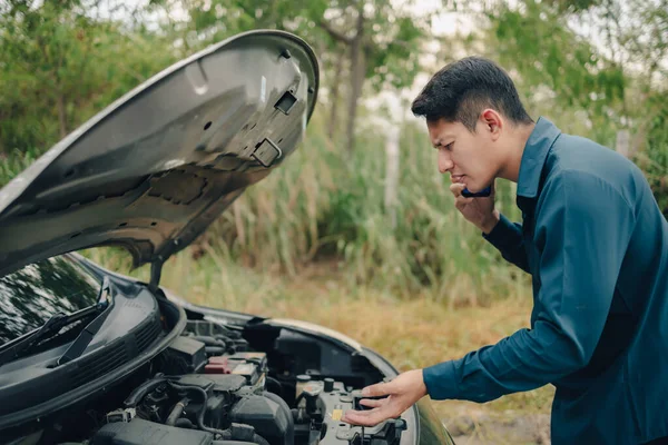 Jongeman Belt Sms Voor Autodienst Weg Een Kapotte Auto Auto — Stockfoto