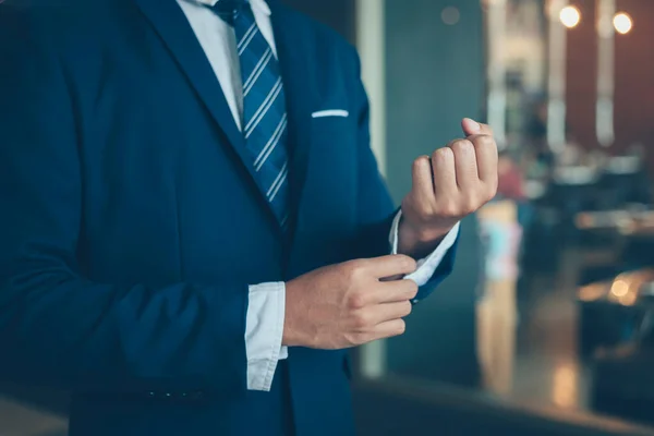 Hombre Negocios Con Traje Negocios Sujetar Gemelo Botón Manga Chaqueta — Foto de Stock