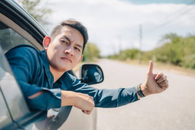 El işareti vererek yolda kırık bir arabanın camını fırlatın. Yardım için bir elin sembolü.