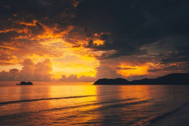 Sahilde gün doğumu, gün batımı ve tropikal bir denizde okyanus dalgaları.. 