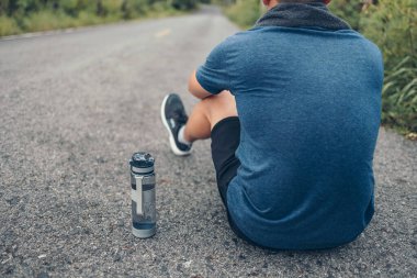 Su şişesi yere düştü Sid.