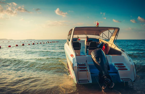 Fartbåt Vid Havet Strand Och Solnedgång — Stockfoto