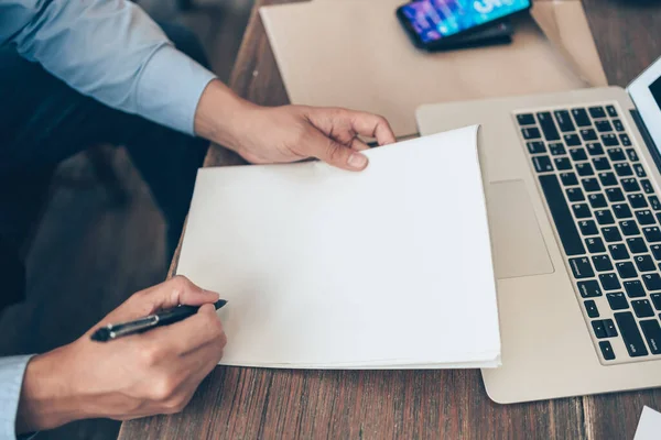 Giovane Uomo Affari Che Legge Giornale Cerca Cerca Lavoro — Foto Stock