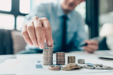 El yapımı para yığını büyüyor, mali muhasebe kavramı için para biriktiriyor..