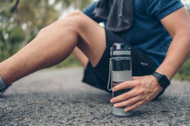 Su şişesi yere düştü Sid.