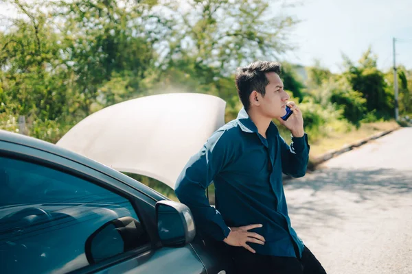 Joven Llamando Mensajes Texto Para Servicio Coche Asistencia Carretera Después — Foto de Stock