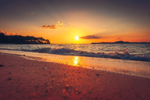 Wschód Słońca Zachód Słońca Nad Plażą Fale Oceaniczne Tropikalnym Morzu — Zdjęcie stockowe