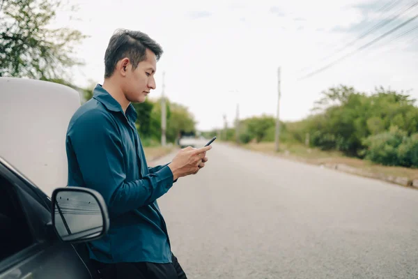 Egy Fiatalember Telefonál Autószervizt Keres Országúti Segélyszolgálatnál Miután Elromlott Kocsija — Stock Fotó