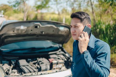 Genç adam arıyor, araba bozulduktan sonra yol kenarında araba servisi için mesaj atıyor. Araba bozuldu, araba bozuldu..