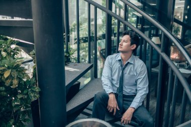 İşsiz insanlar sıcak günlerde iş aramak ve röportaj yapmak için cep telefonlarını kullanmaktan yorulurlar. İşten ayrılmak, işadamı kovulmak ya da işten ayrılmak.