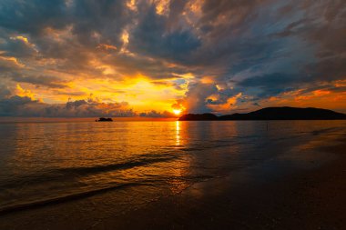 Sahilde gün doğumu, gün batımı ve tropikal bir denizde okyanus dalgaları.. 