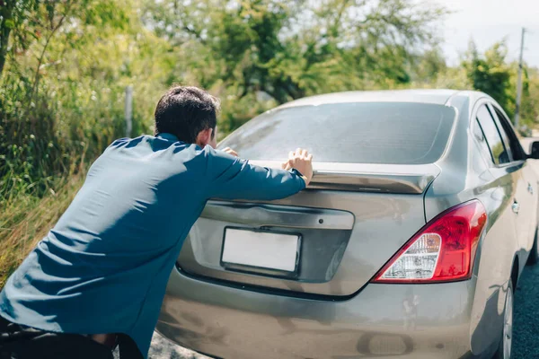 Homem Empurrando Colapso Carro Quebrado Estrada Dia Quente Carro Quebrado — Fotografia de Stock