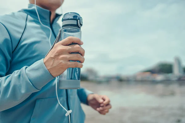 Giovane Sportivo Tenere Bottiglia Acqua Ascoltare Musica Mentre Jogging Correre — Foto Stock