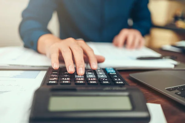 Účetní Který Pracuje Analyzuje Finanční Výkazy Používá Kalkulačku Kancelářském Stole — Stock fotografie