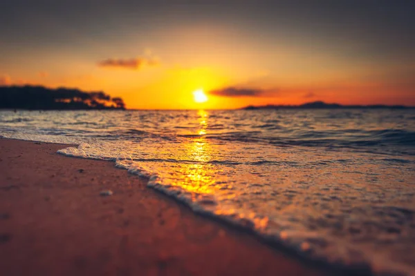 Wschód Słońca Zachód Słońca Nad Plażą Fale Oceaniczne Tropikalnym Morzu — Zdjęcie stockowe