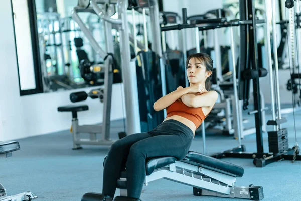 Mujer Asiática Entrenamiento Ropa Deportiva Sentarse Gimnasio Fitness Concepto Fitness — Foto de Stock