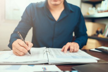 Ofis masasındaki veri tablosuyla muhasebe işi. Hesap özeti ve hesap özeti olan hesap makinesi..