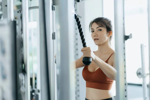 Fitness Ženy Cvičí Cross Fit Kulturista Tělocvičně — Stock fotografie