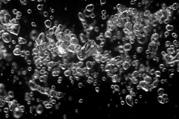 Vodní bubliny na černém pozadí — Stock fotografie