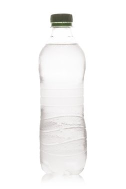 Beyaz bir arka plan üzerinde izole ıslak plastik su şişesi