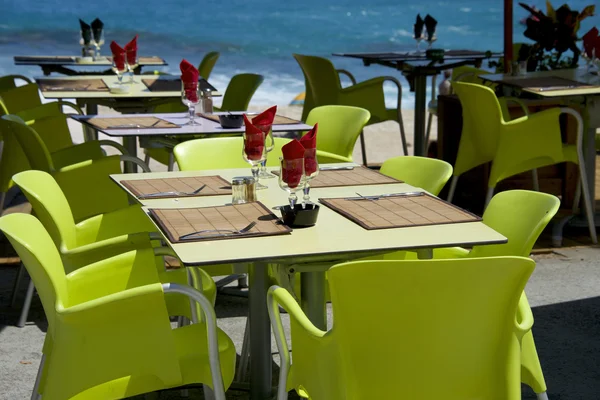 Mesas en el restaurante junto al mar — Foto de Stock